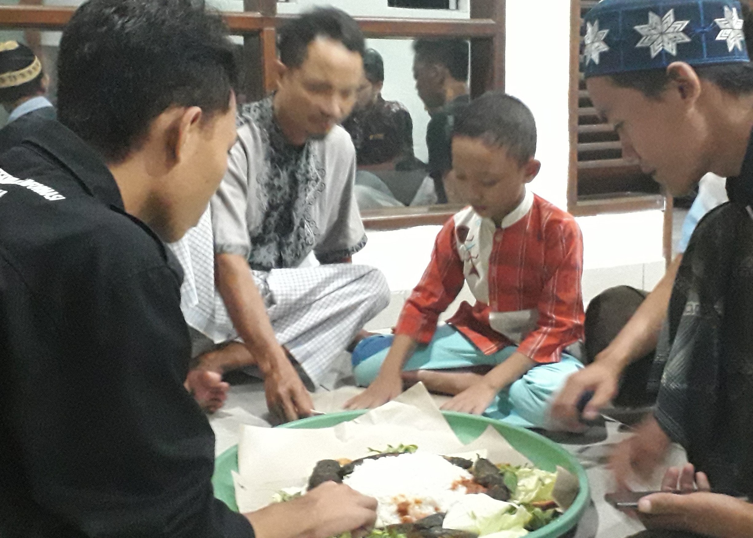 Tradisi Megibung Buka Puasa Kuatkan Ukhuwah Antar Jamaah di Jimbaran Bali